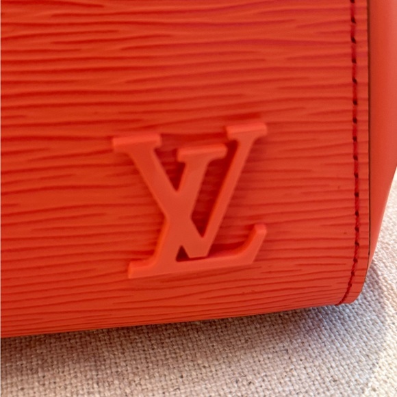 Louis Vuitton Clooney MM Handbag - Picture 4 of 16